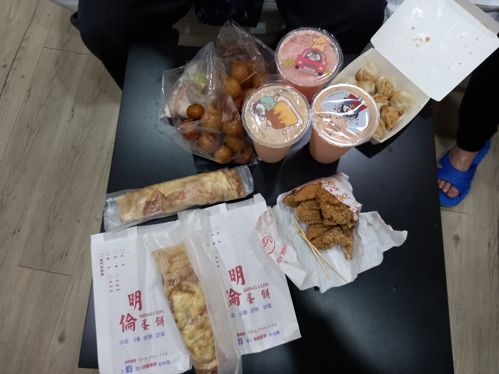 全家人在台中逢甲夜市買回飯店吃的好吃宵夜!