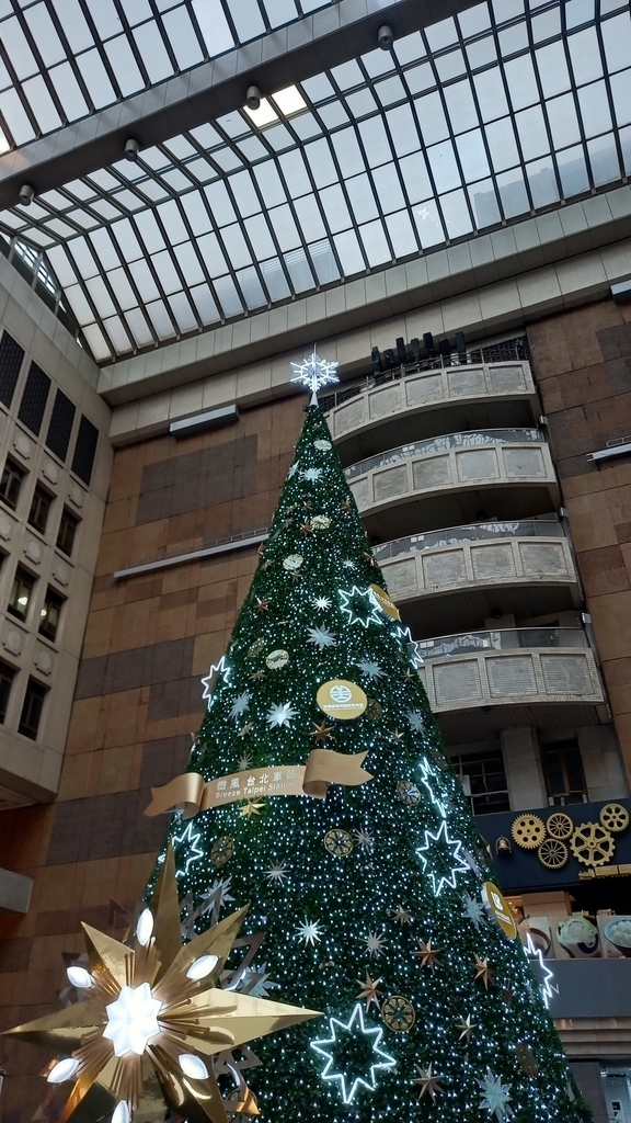 微風台北車站的聖誕樹總是不曾讓人失望!