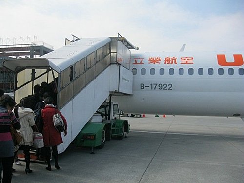 原來不是每一架立榮航空的波音麥道MD-90型客機都有商務艙耶!