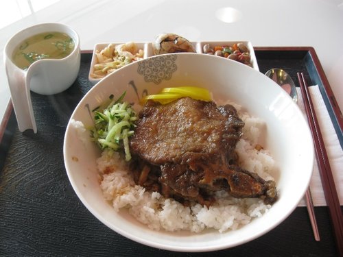 是滷肉飯,同時也是排骨飯的華膳空廚美食館滷肉飯套餐!