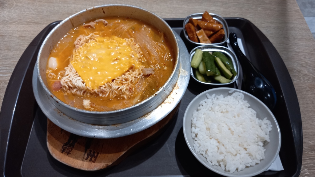 今天晚餐是240元的韓式部隊鍋!