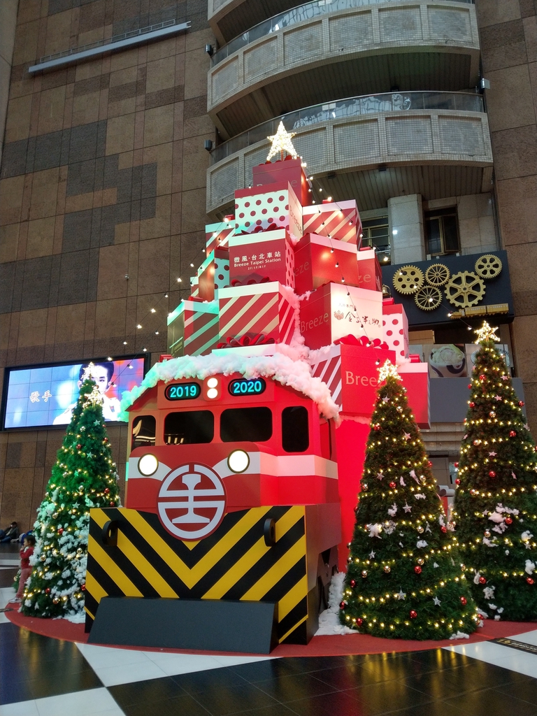 IMAG6750.jpg - 台北車站大廳的火車頭造型聖誕樹