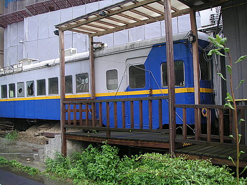 台茂南崁家庭娛樂購物中心旁的報廢火車餐廳