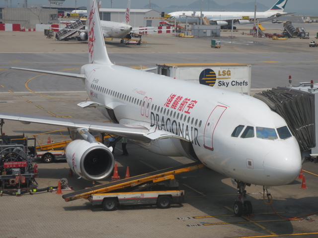 國泰航空、港龍航空和香港航空的飛機機身上都能見到的香港亞洲國際都會字樣!