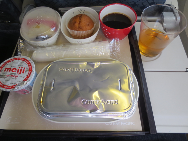 國泰航空新加坡飛香港CX650班機的西式飛機餐!我超愛飛機餐的早餐!