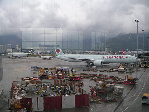 下著雨的香港國際機場