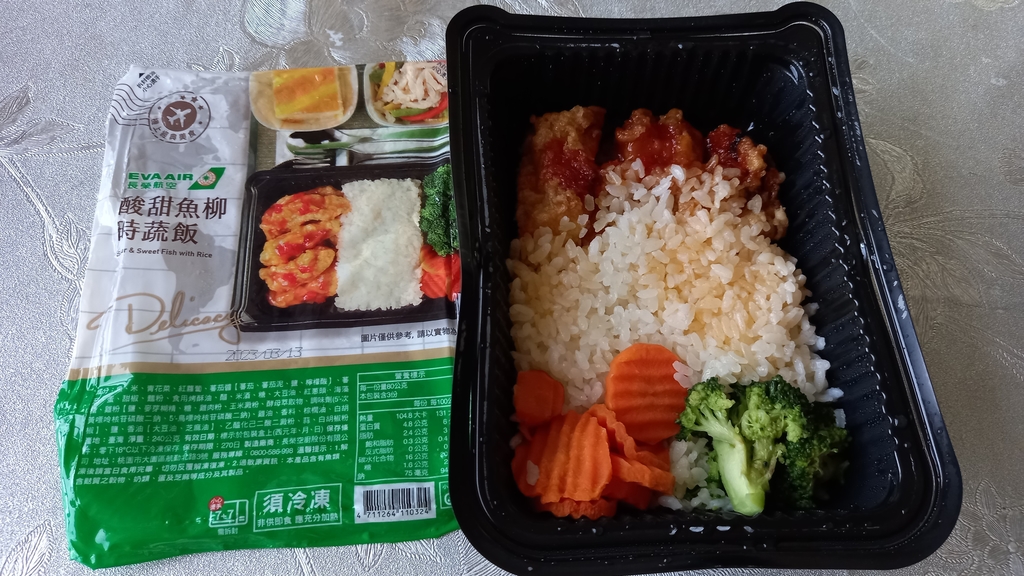 長榮航空的「酸甜魚柳時蔬飯」飛機餐超好吃!
