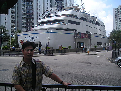 香港街頭有大船出沒