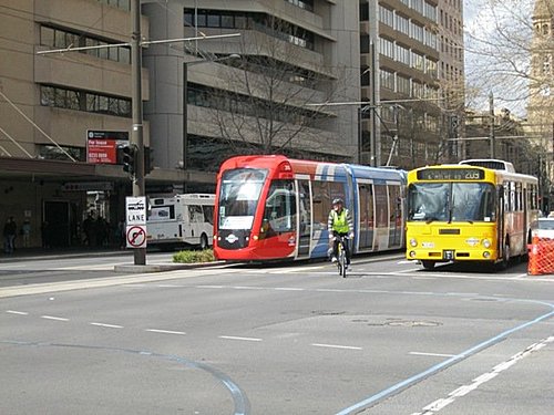 阿得雷德市區單軌電車.公車和單車齊聚一堂的有趣畫面!