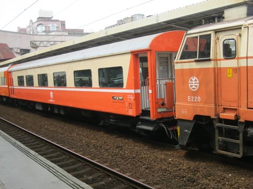 有著特殊車尾瞭望觀景台的台鐵客廳車!