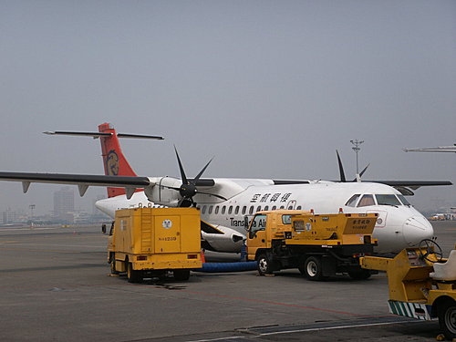 對我相機鏡頭打招呼的復興航空ATR72-500型客機副機長