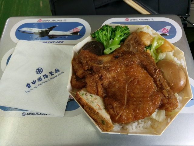 台鐵台中車站80元八角排骨便當!