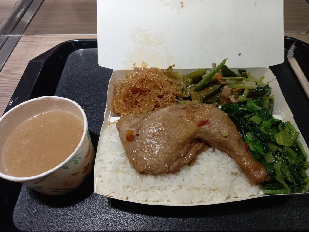 桃機第一航廈美食街的超大雞腿員工餐只要80元!