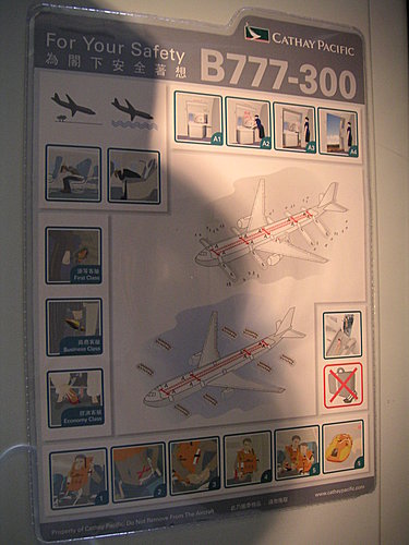 國泰航空新舊兩個版本的波音B777-300型客機機上安全指示卡