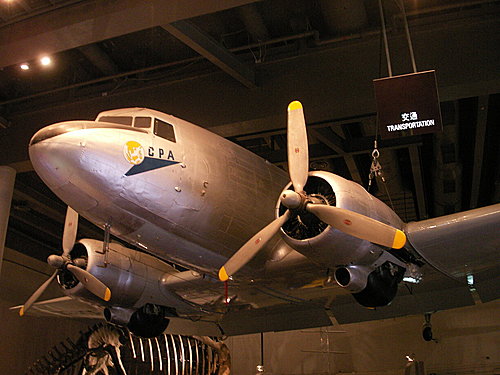 展示在香港科學館館內的國泰航空第一架飛機