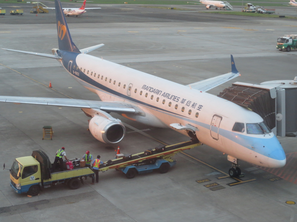 華信航空E190型客機國籍註冊編號大集合!