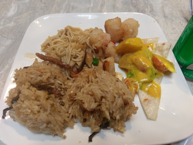 台北喜來登大飯店十二廚餐廳的下午茶居然有我最愛吃的油飯耶!