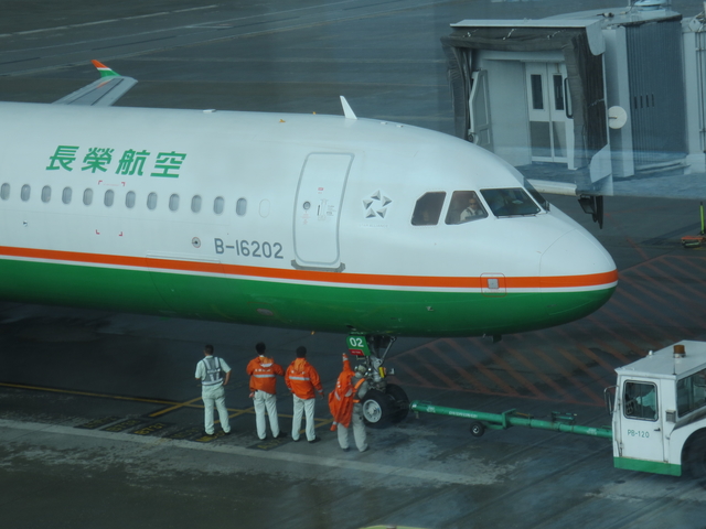 長榮航空的空中巴士A321型窄體單走道客機居然有四間洗手間耶!真的好厲害!