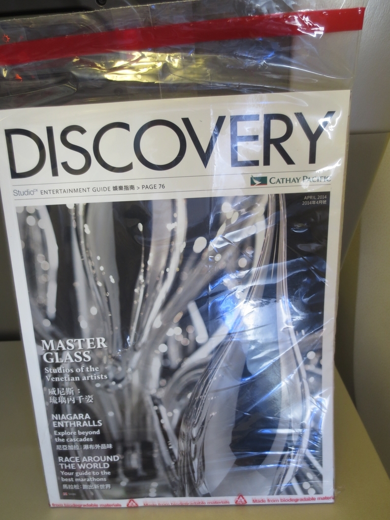 國泰航空的機上雜誌都會用塑膠袋封口很用心!
