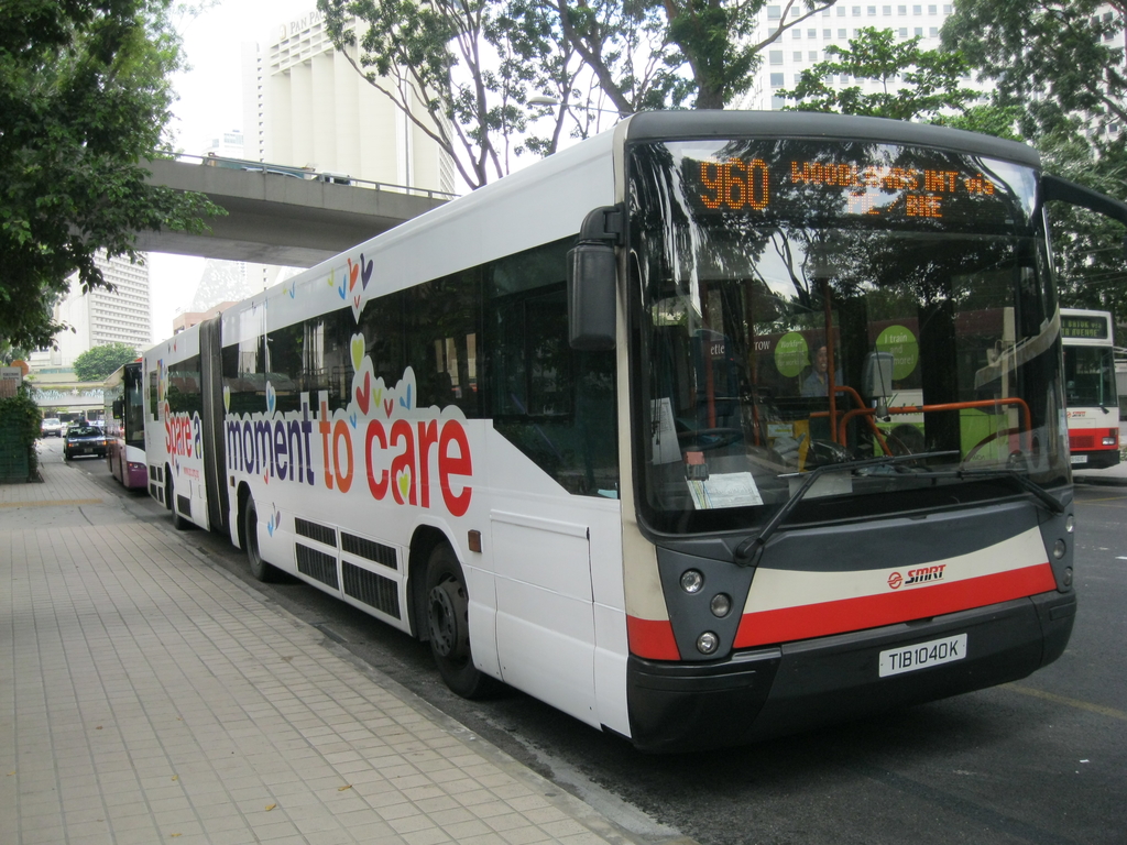 新加坡的公車一定要從「前門上車後門下車」喔!