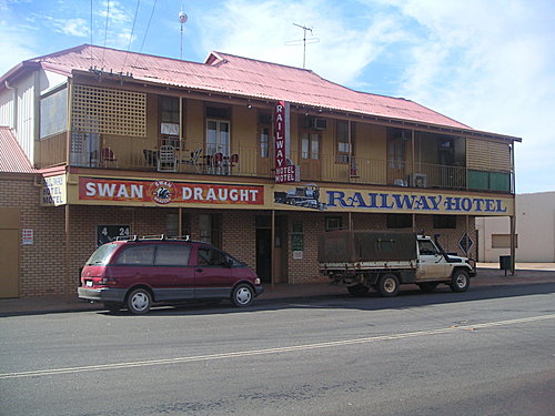 西澳內陸小鎮MULLEWA的RAILWAY  HOTEL鐵道旅館