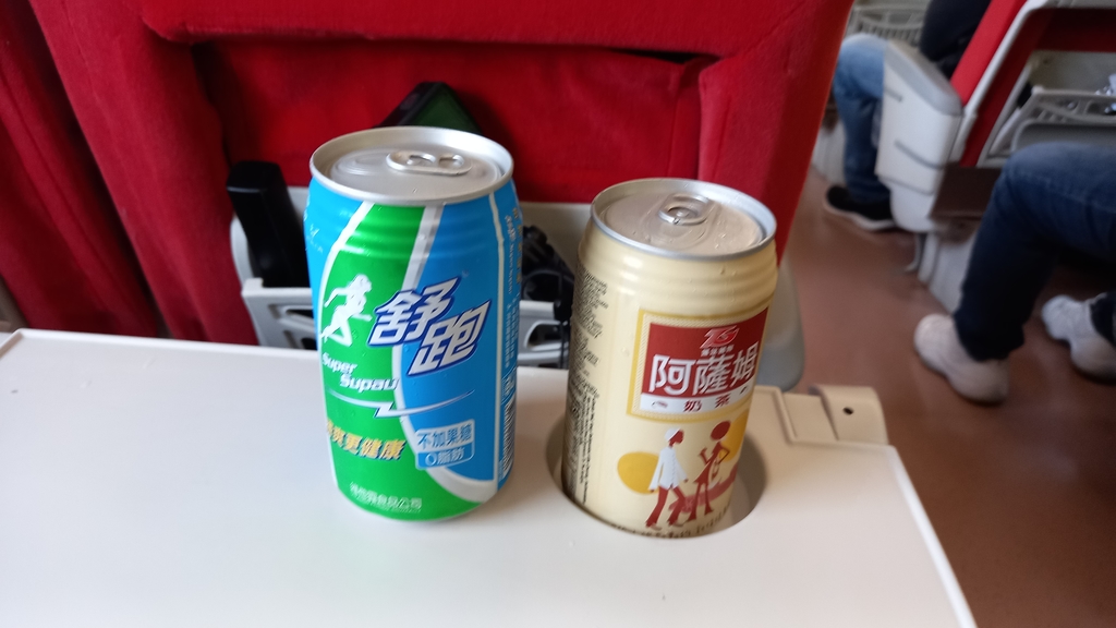 20221014_123612.jpg - 普悠瑪自強號的飲料自動販賣機