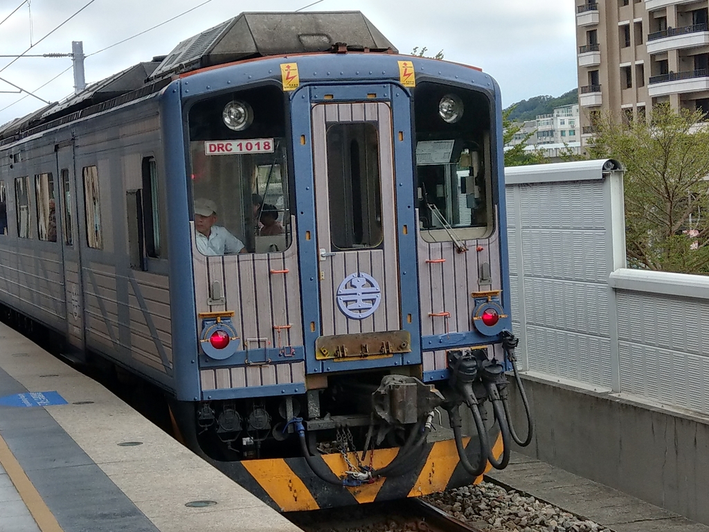 外型古色古香彷若木造列車的山歌列車!