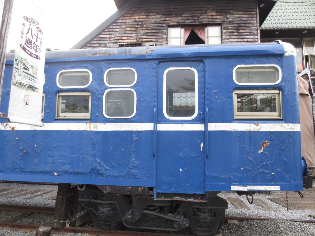 我要坐在東線小叮噹火車內吃池上便當!