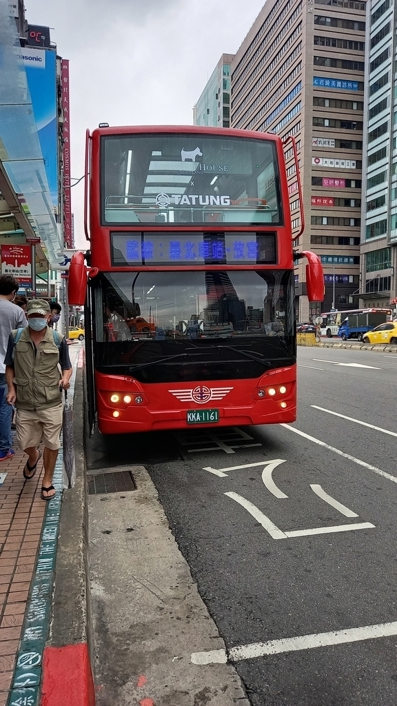 昨天我帶儒儒去搭臺北市雙層觀光巴士藍線!