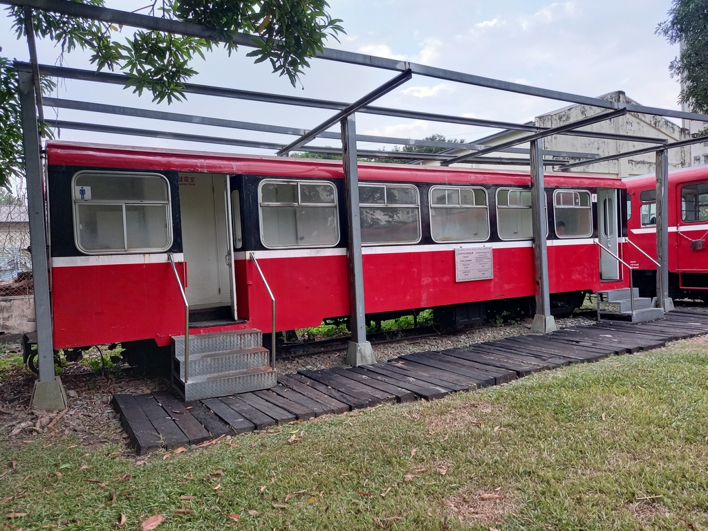 阿里山森林鐵路車庫園區的洗手間居然就是火車!