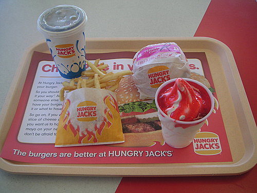 澳洲HUNGRY  JACK'S速食店4.95元的雞肉漢堡與草莓聖代套餐